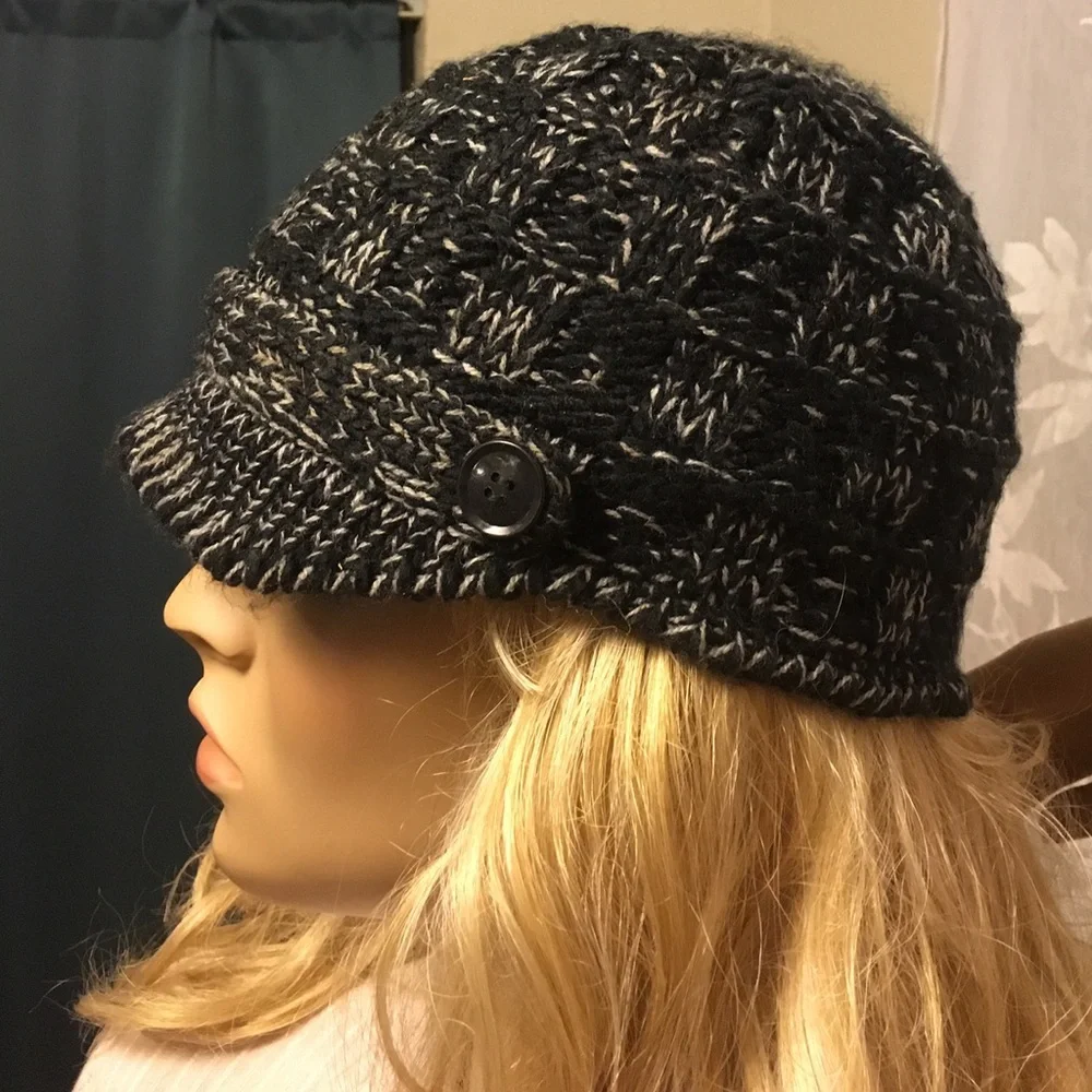 Ladies Black & White Knit Newsboy Hat | Fleece Lined Winter Cap One Size